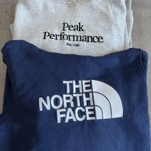 Hoddies North face, Peak performance   - 2 Hoodies i använt med bra skick