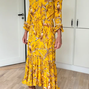 Skön och smickrande klänning med fint fall. - Mycket skön och fin klänning med unikt mönster.