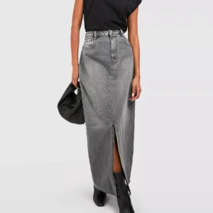 Grå denimskjol - Urtvättad svart / grå denimkjol från Boohoo. Beställde hem och glömde skicka tillbaka. Etiketter kvar.