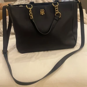 Tommy Hilfiger väska - Säljer min fina Tommy Hilfiger väska som är köpt i Florida, USA från Tanger outlet’s. Köpt för $189 (ca 1950kr). Var inte rädd att ställa för mycket frågor!