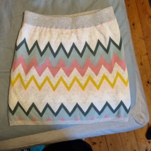 Kjol med mönster - Säljer denna kjol från H&M i strl. 134-140. Knappast använd. Kontakta vid frågor eller liknande. Stretchigt material så passar större storlekar. (Kan tänka mig att gå ner i pris vid snabb affär).