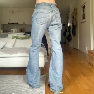 Baggy bootcut jeans - Säljer dessa jättesnygga lågmidjade baggy bootcut jeans från lee som inte kommer till användning. Det står ingen storlek i dem men skulle gissa ungefär w29l34. De passar bra baggy på mig som har w28l34 / 36 / s, men passar även större!
