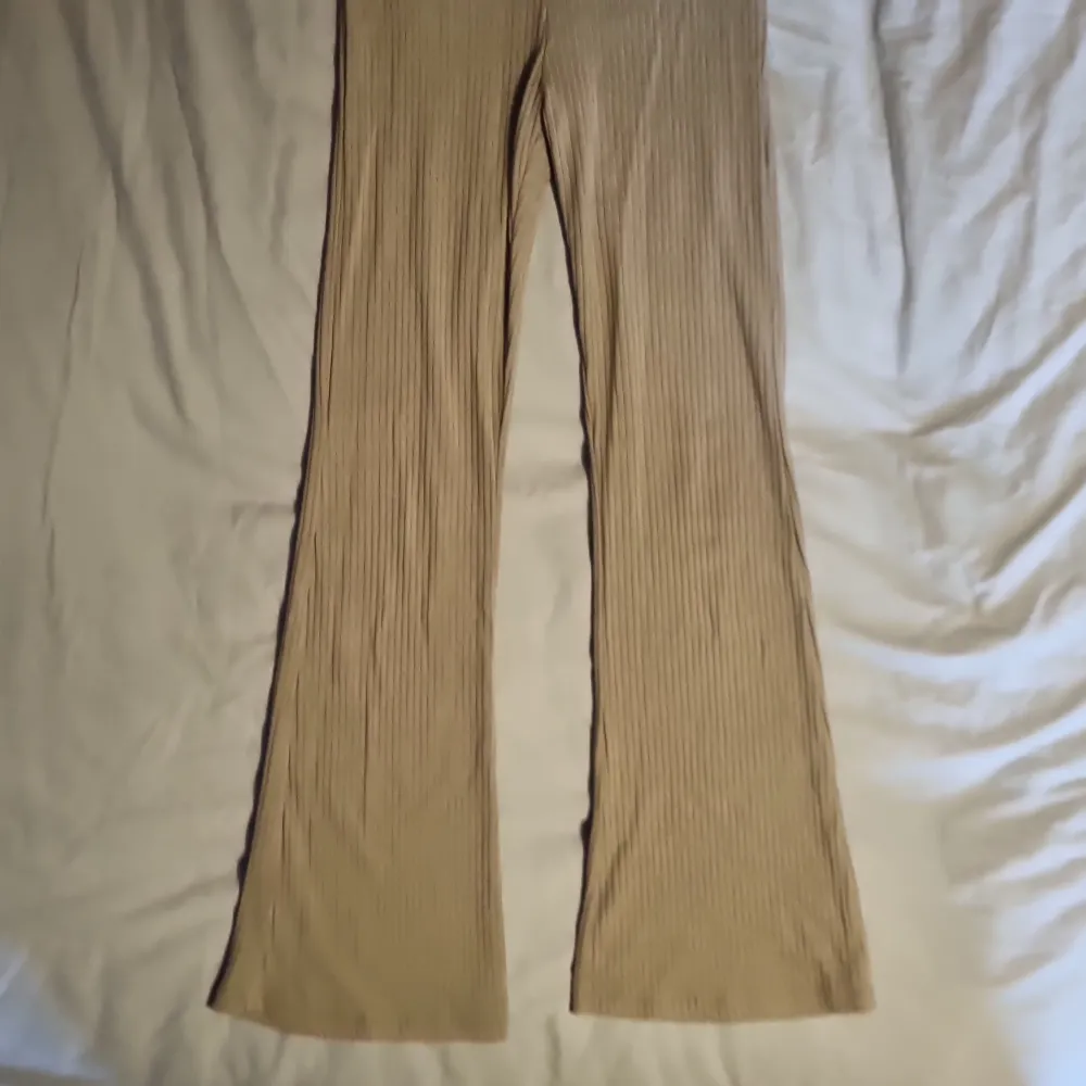 Säljer dessa militärgröna utsvängda tights i storlek 140 från H&M barnavdelning. Är använda och noppriga därav priset. Stretchigt material. 🫶 Kontakta vid frågor eller liknande. . Farkut & Housut.