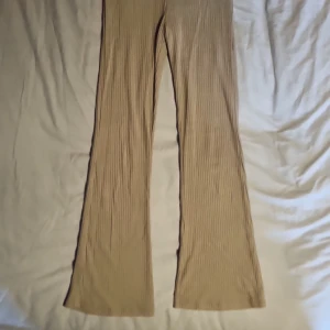 Militärgröna flared tights  - Säljer dessa militärgröna utsvängda tights i storlek 140 från H&M barnavdelning. Är använda och noppriga därav priset. Stretchigt material. 🫶 Kontakta vid frågor eller liknande. 