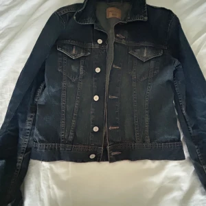 Rocky Jeans jacka  - En oandvänd Jens jacka som är mörkblå.Ordinarie pris 650