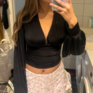 Topp - En jätte fin fest topp från Nelly aldrig använd så är som ny😍 jätte skönt material! Är xxs men passar mig med xs💐