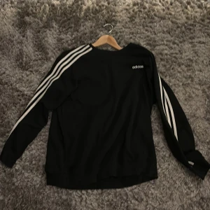 Adidas tjocktröja  - Adidas tjocktröja i storlek M Passform S-XL beroende på hur man vill ha den. Kvalitet: använd, samt en liten fläck på vänster sida