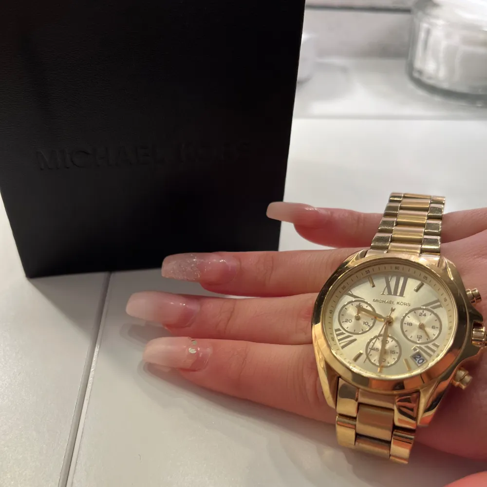 Skit snygg guld klocka från Michael kors, nackdelen är att den inte funkar men man kan gå till nån butik till exempel guldfynd om man vill att den ska funka, annars jätte fin till dekoration för Outfiten. Kostar i butik 2695 . Accessoarer.