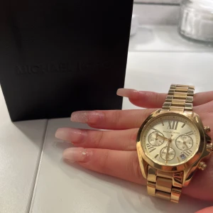 Guld klocka  - Skit snygg guld klocka från Michael kors, nackdelen är att den inte funkar men man kan gå till nån butik till exempel guldfynd om man vill att den ska funka, annars jätte fin till dekoration för Outfiten. Kostar i butik 2695 