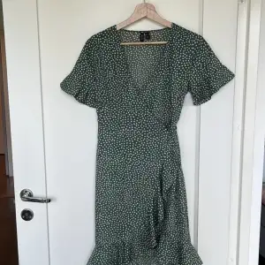 Säljer denna jättefina gröna klänningen ifrån Vero Moda. Den är i jättebra skick och använd få gånger. Säljer för att den inte kommer till användning. Pris kan diskuteras. Stolek 38❤️❤️