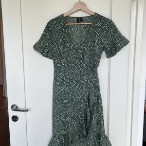 Klänning  - Säljer denna jättefina gröna klänningen ifrån Vero Moda. Den är i jättebra skick och använd få gånger. Säljer för att den inte kommer till användning. Pris kan diskuteras. Stolek 38❤️❤️