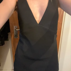 Fin fest topp från Zara helt oanvänd - Helt oanvänd Zara topp med öppen rygg i svart ”kostym” material. Jättefin och snygg. Säljer då den är lite för stor för mig. Prislappen är kvar på plagget. Nypris 299kr!