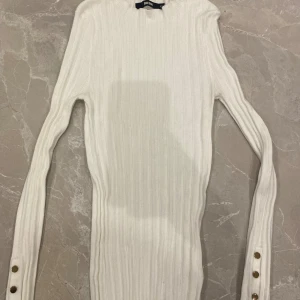  Helt ny vit ribbad tröja  XS -  Helt ny tröja från Gina Tricot vit  ribbad tröja med guldiga knappar