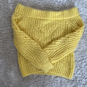 Stickad tröja  - Fin gul off-shoulder stickad tröja från river island. 💛💛