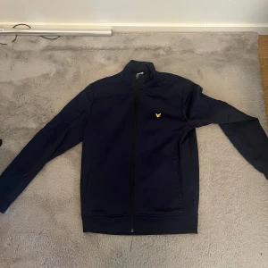 Lyle scott kofta - En gammal tröja som måste bort från garderoben.