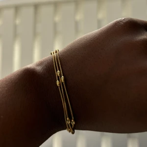 Guld armband  - Fin och enkel guld platerad armband, hög kvalitet, nyskick och justerbar. Köpare står för frakt men kan vara gratis om man köper en bundle med tre produkter eller mera (ej spårbart) :)