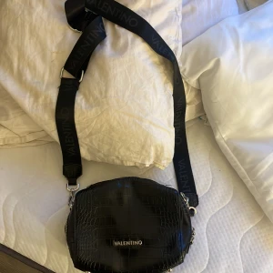 valentiono väska - jättefin väska säljer därav att jag har 4 st