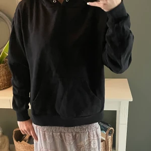 hoodie - svart snygg basic hoodie 