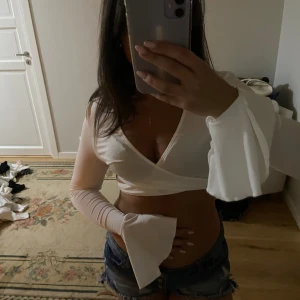 fin blus - jättesöt kort vit blus, kolla gärna in mina andra annonser❤️