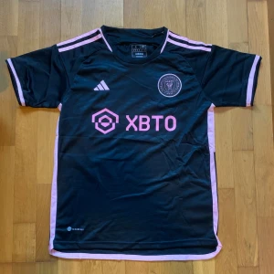 Inter Miami Bortatröja 22/23 - Nyskick utan tags, tröjan är endast testad, helt felfri och det finns inga konstigheter med den. Köpt på Nike hemsidan för 1149kr. Storlek S