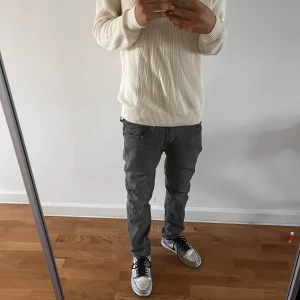 Levis byxor 502 - storlek 30/32. är i nyskick, aldrig använts. kontakta mig för mer info / bilder. är 187 och väger 70