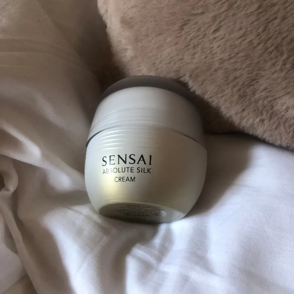 Jätte bra Sensai absolute silk cream som jag säljer då jag råkade köpa 2🩶 Kostar ungefär 2000 på Åhléns så säljer därför för 1000🩶 om ni har frågor så skicka!. Övrigt.