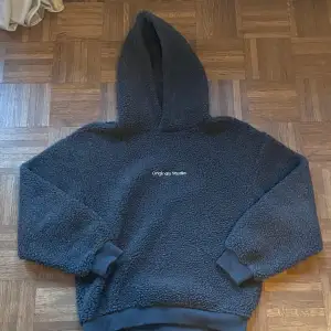 Fleece hoodie från Jack & Jones Hoodien oversized i storlek S. Använd ett fåtal gånger. Nypris 500kr