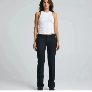 low waist kostymbyxor  - lågmidjade kostymbyxor från bikbok!  strl 34 och passar mig som är 163