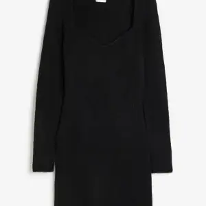 Fin svart stickad klänning som är helt oanvänd (prislappen sitter även kvar) från H&M💗