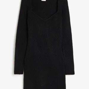 Stickad klänning  - Fin svart stickad klänning som är helt oanvänd (prislappen sitter även kvar) från H&M💗