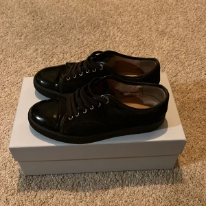 Lanvin  - Skorna är i storlek 41, men de passar dig som har 42-43, själv har jag använt de tills att jag fick 44 i skostorlek så de är väldigt stora i storleken. Skicket är väldigt bra, inga större defekter men synligt att de är använda. 