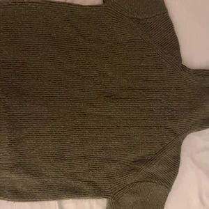 Zip up tröja - Den är lite nobbrig, men är i bra skick, mörk grön