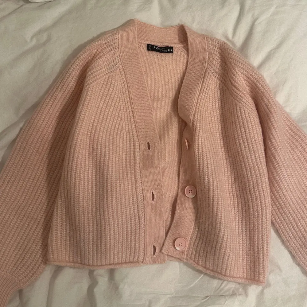 Väldigt söt rosa kofta som går att matcha till de flesta outfits!!❤️ Koftan är i nyskick och är aldrig använd❤️ Strl XXS men passar mig som brukar bära S🥰. Tröjor & Koftor.