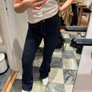 Mörkblå jeans  - Snygga bootcut jeans från zara 🎀