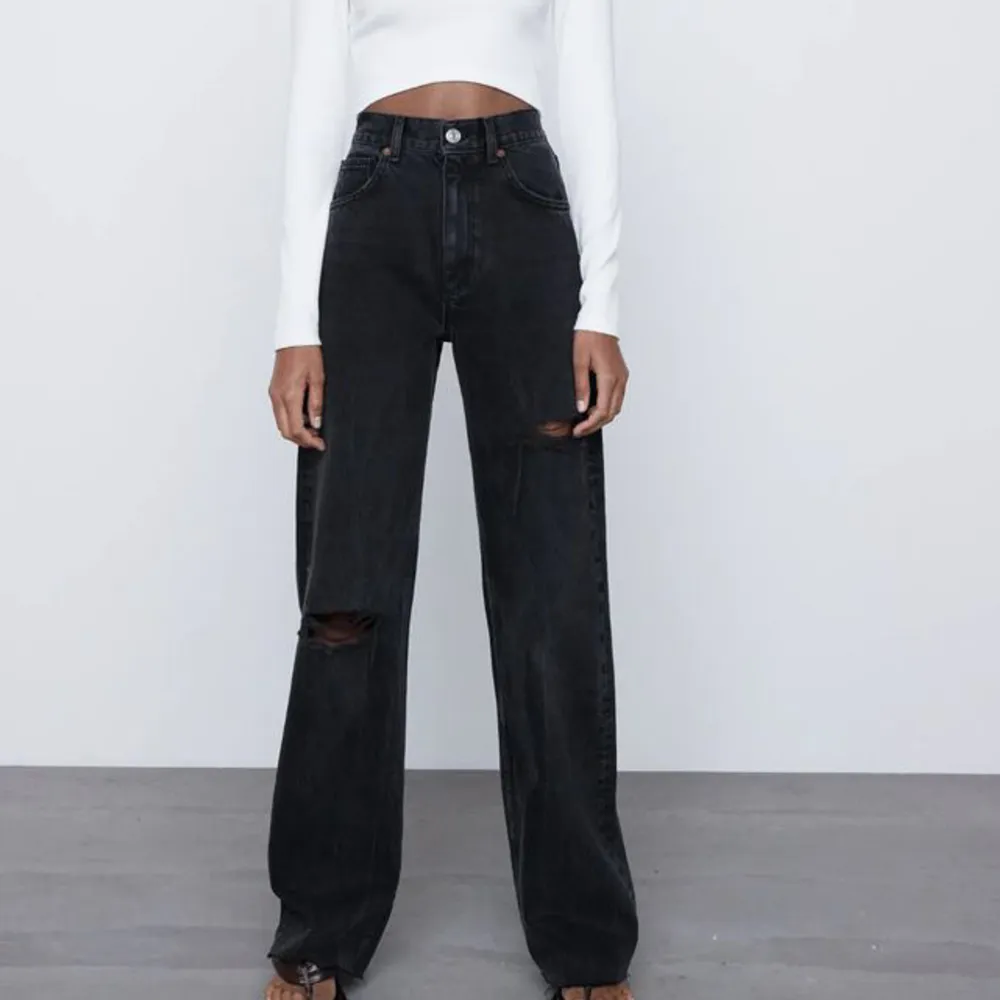 Säljer dessa svarta wide leg highwaist jeans från zara . Jeans & Byxor.