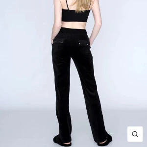 Svarta Juicy Couture byxor  - As snygga juicy couture byxor i svart! Strlk xs. Nypris: 1200 men säljer för 600💘 kan gå ner i pris vid snabbt köp💞