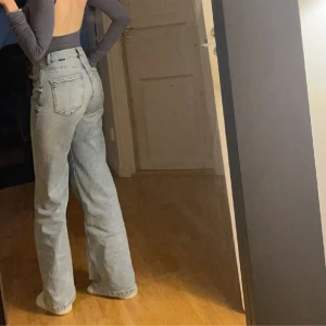 Jeans - Highwaisted jeans som kramar än i midjan och låren. De är jätte fina.