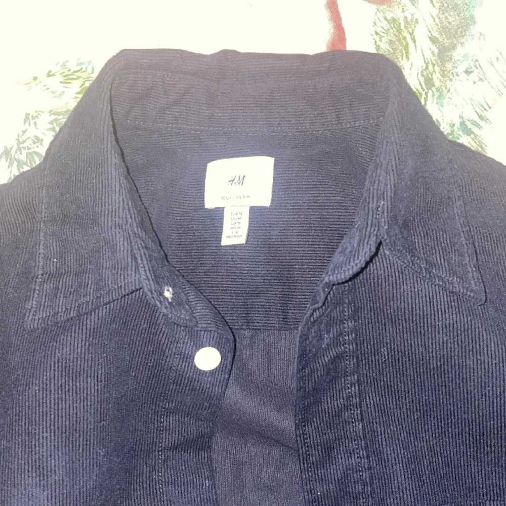 En svart skjorta från Hm köpt för 350kr och används bara 4 gånger. Den är helt ny.. Skjortor.
