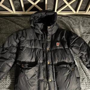 Fjällräven jacka - Hej, säljer nu min fjällräven jacka då den inte kommer till använding. Jackan är en av de äldre modellerna och är i storlek Xs. Den är dock stor för att vara Xs så skulle säga att den passar mer S/M.