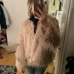 Rosa fake pälsjacka - Säljer en rosa fake pälsjacka som aldrig används, bara testats!!✨ Den är mer fin rosa i verkligheten, kan skicka mer bilder vid önskan. Knappmönstret syns på sista bilden!💗