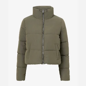 Grön kort jacka  - Grön croppad jacka från only 🎀 använd mycket, men ser ut som ny, storlek S 💘  160kr+ frakt