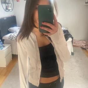 söt kofta - jättesöt kofta i en jätte ljusrosa färg💕 aldrig använd, endast provad! 