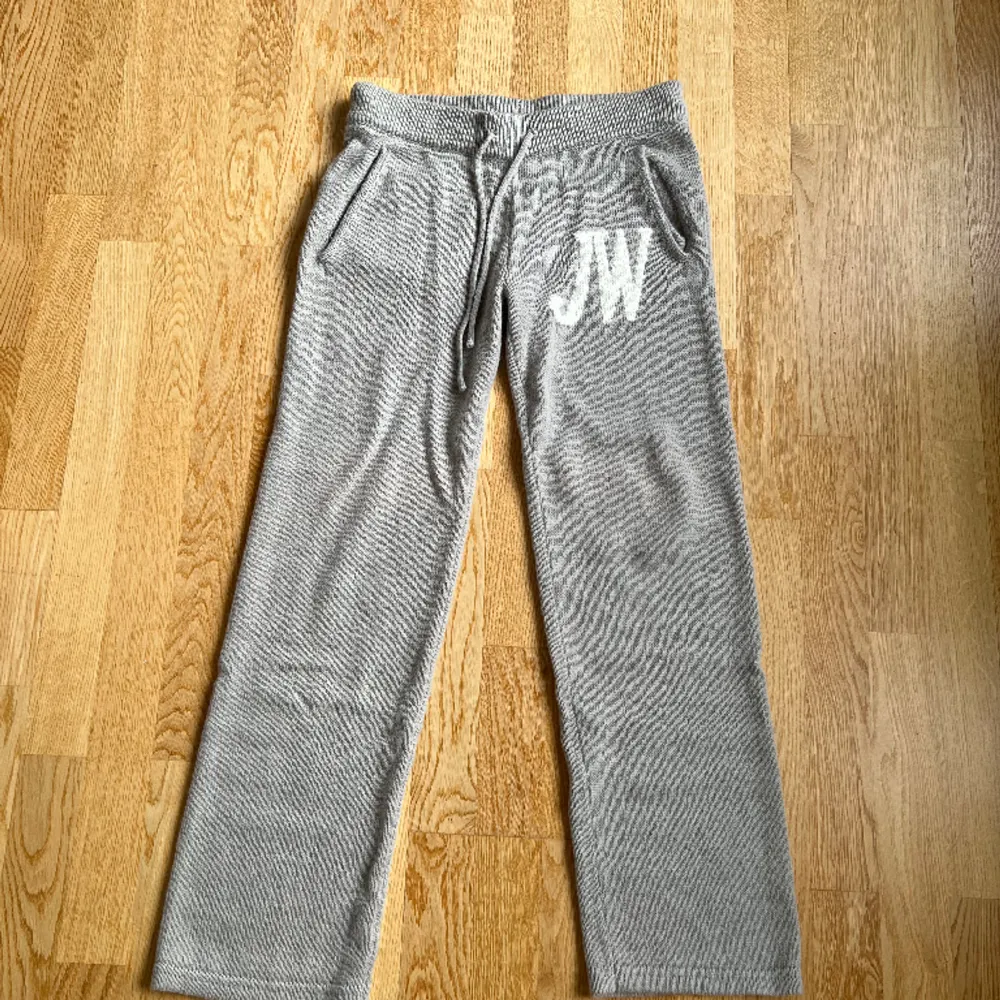 Byxorna är från JW-Studio Skick: DSWT Tveka inte att höra av er vid fler frågor!. Jeans & Byxor.