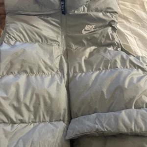 Nike väst - Säljer då den är förliten. Nypris 600kr. Säljer den billigare då den är lite smutsig längst ner, vilket inte syns på bilden
