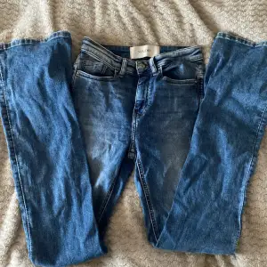 Säljer mina jeans från only som är använda Max tre gånger. Dd kommer inte till användning löngre och är fortfarande i jättebra skick. Jag vet inte modellen men tror det är flare/ bootcut och highwaist