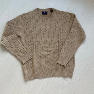 Herrtröja Gant  - Kabelstickad tröja.  Sparsamt använd, fint skick.  