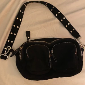 Gina väska  - Säljer den populära Gina väskan, bra sick💕💕