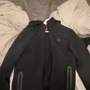 Nike tech fleece - Säljer nu min nike tech för jag ej andvönder den (nyaste modellen) helt ny fick i julklapp. Skick 10/10 köpt på junkyard