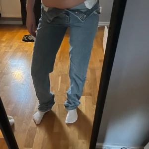 Straight jeans - Säljer mina raka jeans från Asos, i en extra tall modell. De är ganska långa på mig som är 172. De är egentligen högmidjade men brukar själv välja att vika ner dem, och då sitter dom perfekt! Tror nypriset låg på 400