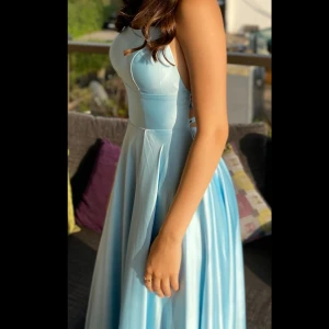 Balklänning  - Säljer denna snygga balklänning🩷Köptes på Dressroom Linné i Göteborg  sommaren 2023. Den har använts en gång till balen och är i toppen skick🩷